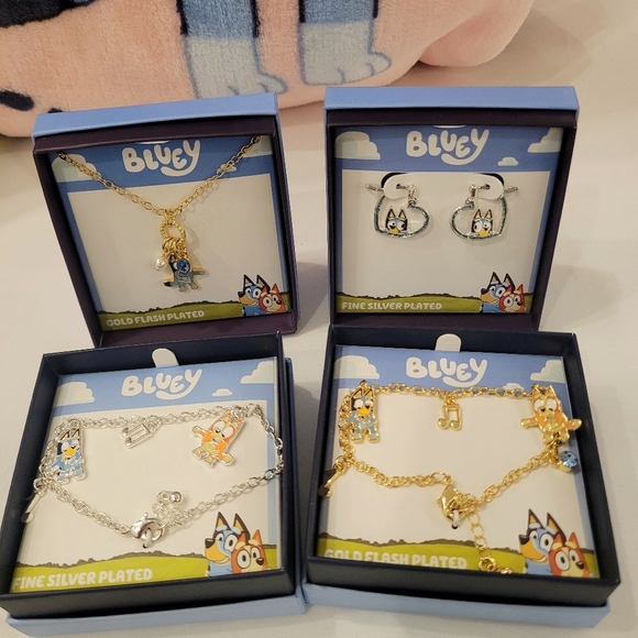 Bluey Plush Throw Blanket With Four Jewelry Sets - Picture 2 of 6